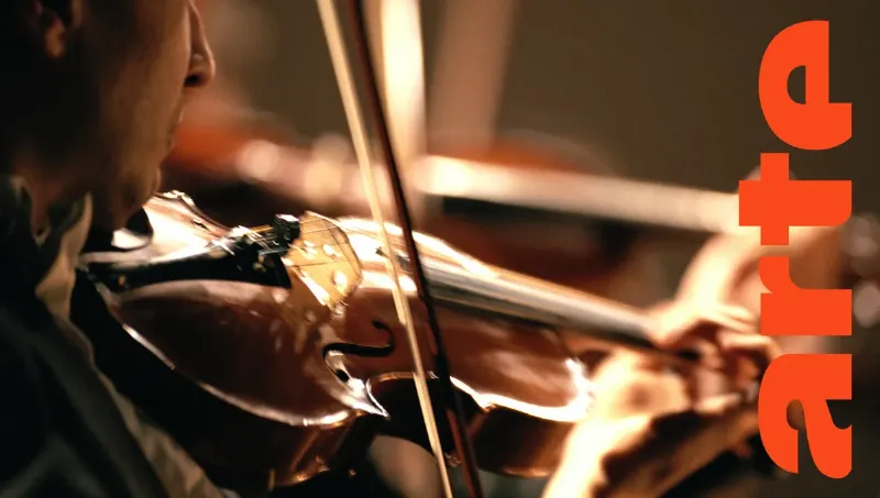 Arte Concert musique classique, grande scène d’orchestre dans une salle de concert remplie